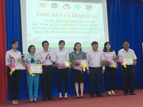Các tác giả có thành tích cao tại tỉnh An Giang nhận giải thưởng