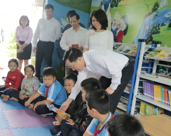 Đoàn công tác đã tới kiểm tra trường Tiểu học Nguyễn Huệ thuộc xã Ea Bar và hỗ trợ kinh phí sửa chữa, mua sắm trang thiết bị cho trường để các thầy cô giáo và học sinh yên tâm giảng dạy, học tập