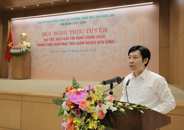 Phó Chủ tịch Hội Nông dân Việt Nam Nguyễn Xuân Định phát biểu tham luận