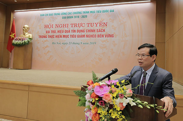 Phó Trưởng Ban Kinh tế Trung ương Triệu Tài Vinh ghi nhận những đóng góp trong công tác giảm nghèo của NHCSXH