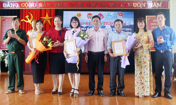 Tác giả, đại diện nhóm tác giả nhận thưởng tại Lào Cai