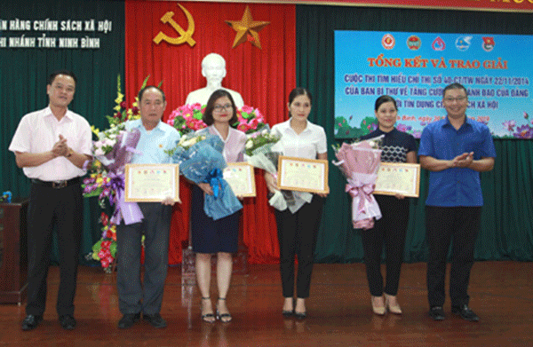 Các tác giả nhận thưởng Cuộc thi tại Ninh Bình 