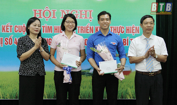 Tác giả, đại diện nhóm tác giả nhận thưởng tại Thái Bình