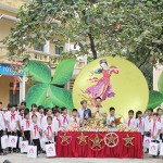 Phá cỗ trung thu và những phần quà của Công đoàn NHCSXH tỉnh Tuyên Quang đã được trao cho các LCL