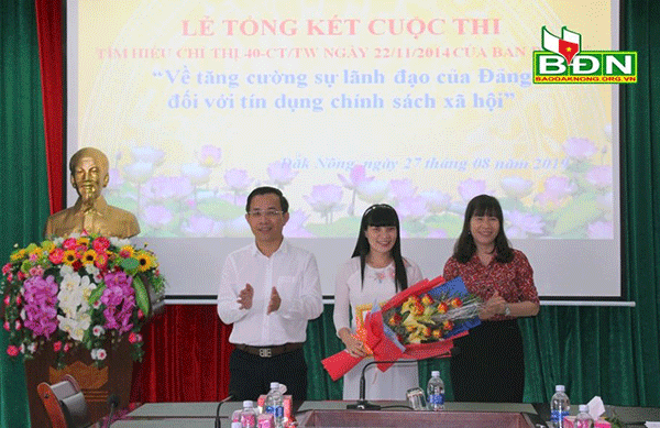 Tác giả, đại diện nhóm tác giả nhận thưởng tại Đắk Nông