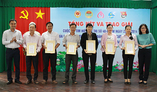 Các tác giả có thành tích cao tại tỉnh Đồng Tháp nhận giải thưởng