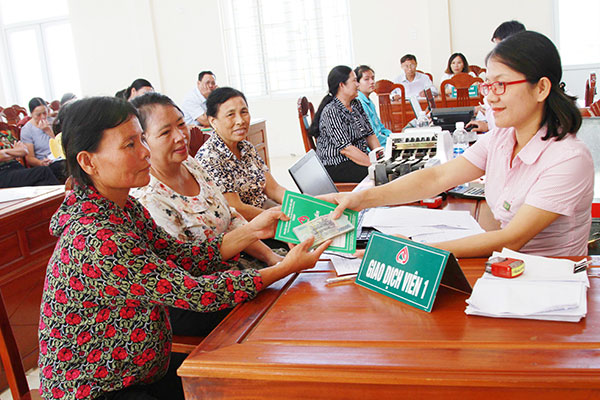 Hộ nghèo và các đối tượng chính sách ở Thanh Hóa nhận vốn vay ưu đãi tại Điểm giao dịch xã