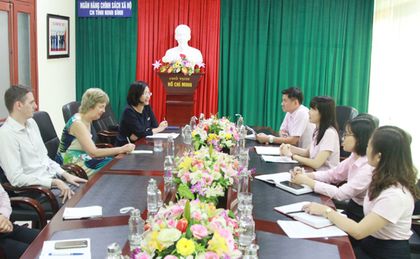 Trước đó, Đoàn công tác đã có buổi trao đổi với NHCSXH tỉnh Ninh Bình về tình hình hoạt động của chi nhánh trên địa bàn.