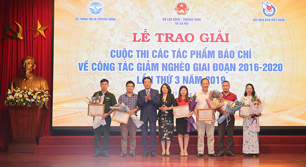 Thứ trưởng Bộ TT&TT Hoàng Vĩnh Bảo trao giải C cho các tác giả