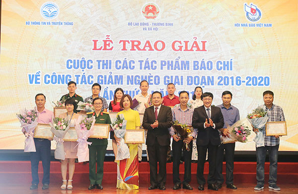 Tổng Giám đốc NHCSXH Dương Quyết Thắng và Thứ trưởng Bộ LĐTB&XH Lê Văn Thanh trao giải và tặng hoa cho các tác giả đạt giải C