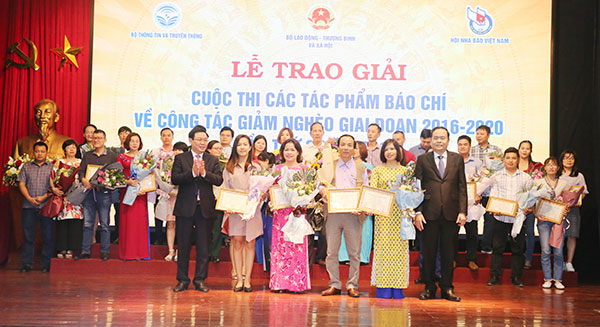 Phó Thủ tướng Chính phủ Vương Đình Huệ và Bí thư TW Đảng, Chủ tịch Uỷ ban TW MTTQ Việt Nam Trần Thanh Mẫn trao giải A cho các tác giả đạt giải