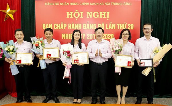 Chúc mừng các đồng chí Ủy viên BCH Đảng bộ NHCSXH được tặng Kỷ niệm chương “Vì sự nghiệp Tuyên giáo” và tặng Kỷ niệm chương “Vì sự nghiệp xây dựng Đảng trong Doanh nghiệp Việt Nam”