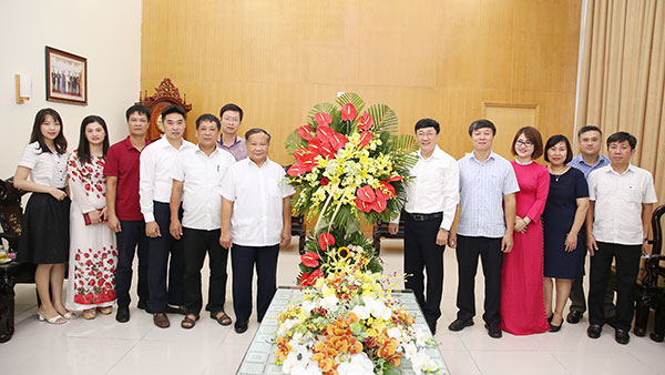TW Hội ND Việt Nam chúc mừng NHCSXH 17 năm thành lập