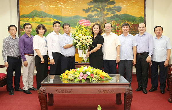 Phó Tổng Giám đốc Nguyễn Văn Lý cùng Lãnh đạo các Ban CMNV tại Hội sở chính đã đến chúc mừng 89 năm thành lập Hội Nông dân Việt Nam (14/10/1930 - 14/10/2019) 