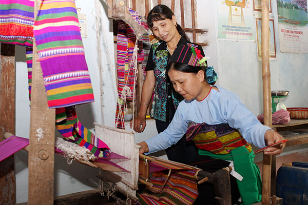 Vốn vay chính sách tạo điều kiện cho hộ đồng bào DTTS ở các huyện miền núi vùng cao Thanh Hóa có điều kiện duy trì nghề dệt