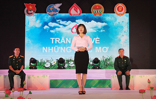 Chị Trần Thị Thắm - cán bộ NHCSXH tỉnh Đắk Lắk tham gia phần thi thuyết trình “Trăn trở về những giấc mơ”