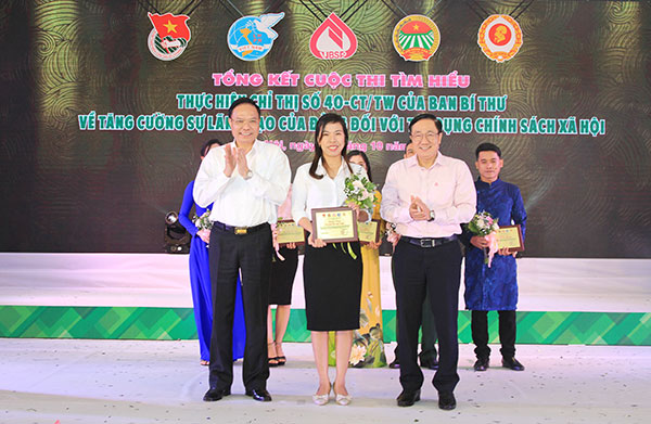Chị Nguyễn Thị Vĩnh An (đứng giữa hàng đầu) ở tổ 11, phường 5, TP Đông Hà (Quảng Trị) nhận giải Nhất của Cuộc thi