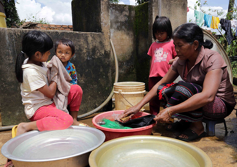 Nhờ chương trình cho vay NS&VSMTNT, gia đình anh KKơk, dân tộc Mạ ở xã Đắk Som, huyện Đắk Glong (Đắk Nông) có điều kiện sử dụng nước sạch và công trình vệ sinh phù hợp