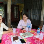 Cán bộ NHCSXH tỉnh Long An và Tổ trưởng Tổ tiết kiệm và vay vốn thăm hỏi chị Nguyễn Thị Kim Hồng (bên trái), phường 4, TP Tân An
