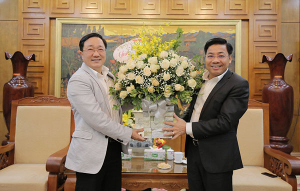 Trong chuyến khảo sát tại tỉnh Bắc Giang, Đoàn công tác đã tới chúc mừng tân Chủ tịch UBND tỉnh Bắc Giang Dương Văn Thái