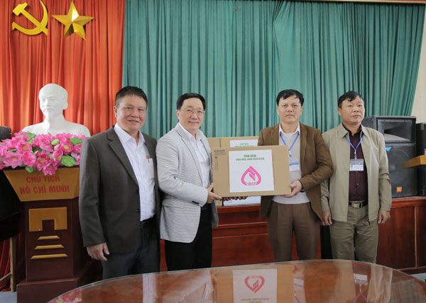 Đoàn công tác của NHCSXH tặng máy vi tính cho xã Lãng Sơn
