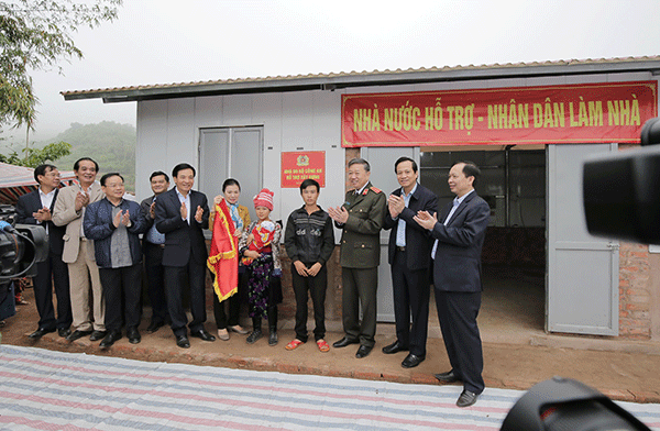 Đại tướng Tô Lâm, Ủy viên Bộ Chính trị - Bộ trưởng Bộ Công an trao tặng nhà Đại đoàn kết cho người dân tại bản Nậm Pố 4, xã Mường Nhé, huyện Mường Nhé