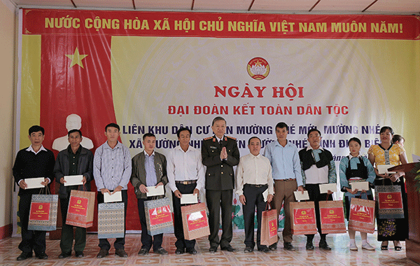 Đại tướng Tô Lâm, Ủy viên Bộ Chính trị - Bộ trưởng Bộ Công an tặng quà cho các gia đình tại xã Mường Nhé