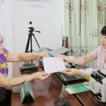 Người dân trên địa bàn tỉnh Hà Tĩnh gửi tiết kiệm tại Điểm giao dịch xã NHCSXH