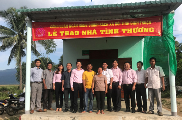 Công đoàn cơ sở NHCSXH tỉnh Bình Thuận bàn giao Nhà tình thương cho gia đình anh Mang Luỗng Gia