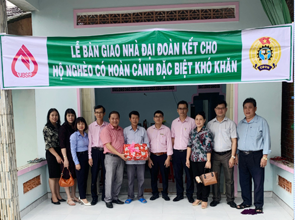 Công đoàn cơ sở NHCSXH tỉnh và Ủy ban MTTQ tỉnh Quảng Ngãi bàn giao nhà cho hộ nghèo tại huyện Trà Bồng