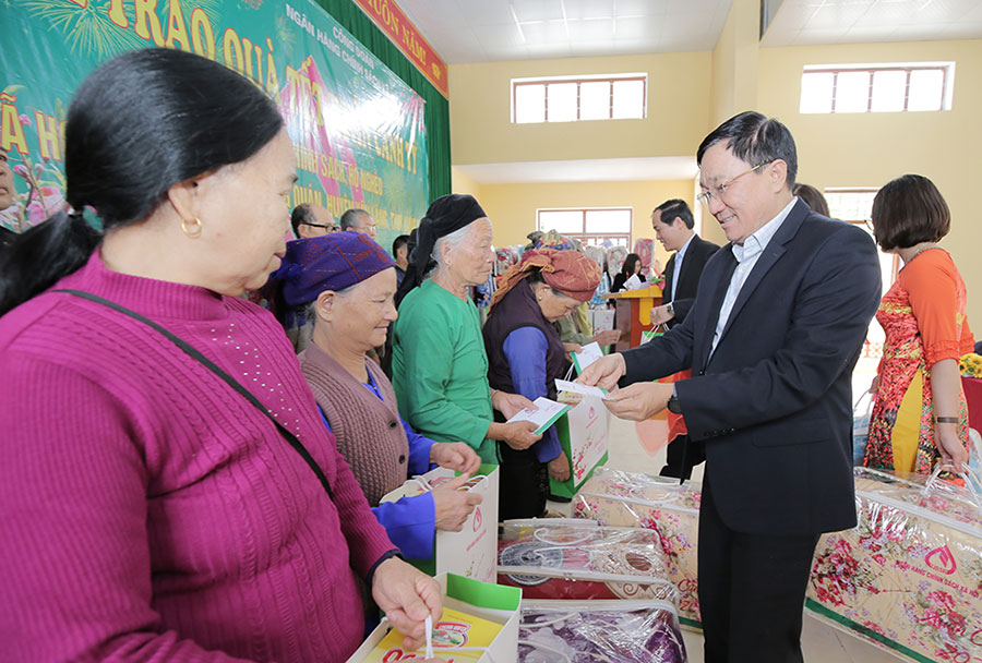 Bí thư Đảng ủy NHCSXH TW, Tổng Giám đốc Dương Quyết Thắng tặng quà cho bà con nhân dân xã Hoàng Việt, huyện Văn Lãng (Lạng Sơn)