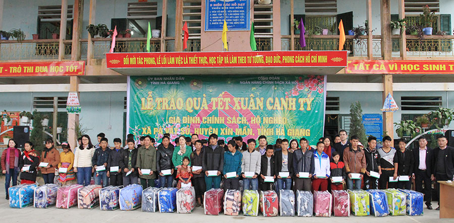 200 hộ nghèo, gia đình chính sách xã Pà Vầy Sủ, huyện Xín Mần (Hà Giang) xúc động nhận quà Tết sớm