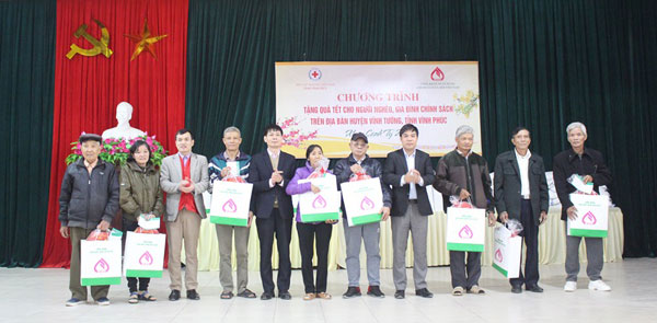 Đại diện lãnh đạo Ngân hàng CSXH Việt Nam và Hội Chữ thập đỏ tỉnh trao quà Tết tặng hộ nghèo và gia đình chính sách trên địa bàn huyện Vĩnh Tường