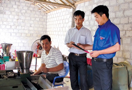 Anh Hà Văn Lái ở thôn Văn Quan, xã Duyên Hải chia sẻ kinh nghiệm làm hương bằng máy