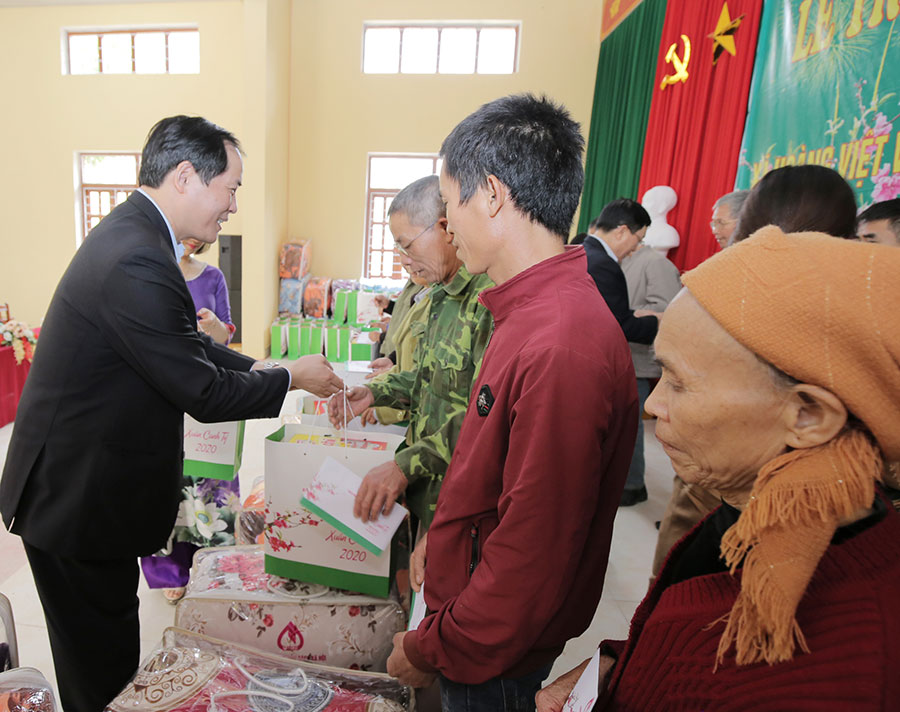 Phó Chủ tịch UBND tỉnh Lạng Sơn Dương Xuân Huyên trao quà cho bà con nhân dân xã Hoàng Việt, huyện Văn Lãng (Lạng Sơn)