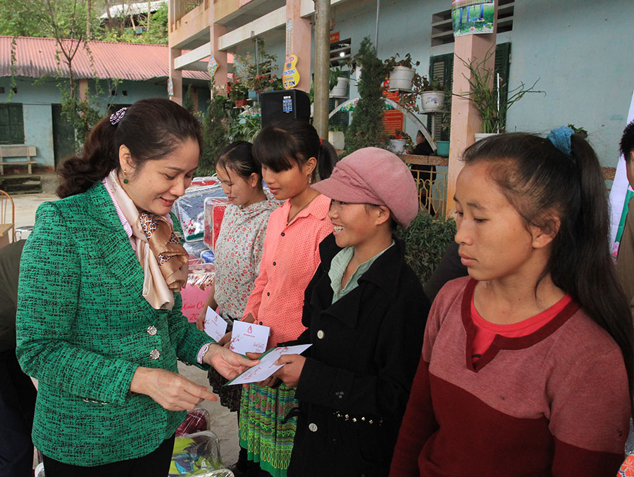 NHCSXH tỉnh Hà Giang tặng quà cho hộ nghèo, gia đình chính sách trên địa bàn