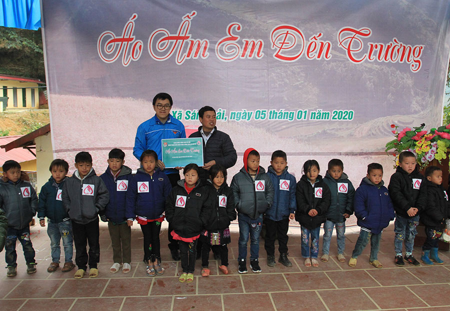 Chương trình “Áo ấm em đến trường” của Đoàn Thanh niên NHCSXH TW đã đến với các em nhỏ tại Điểm trường tiểu học Dân tộc nội trú xã Sán Chải, huyện Si Ma Cai (Lào Cai)
