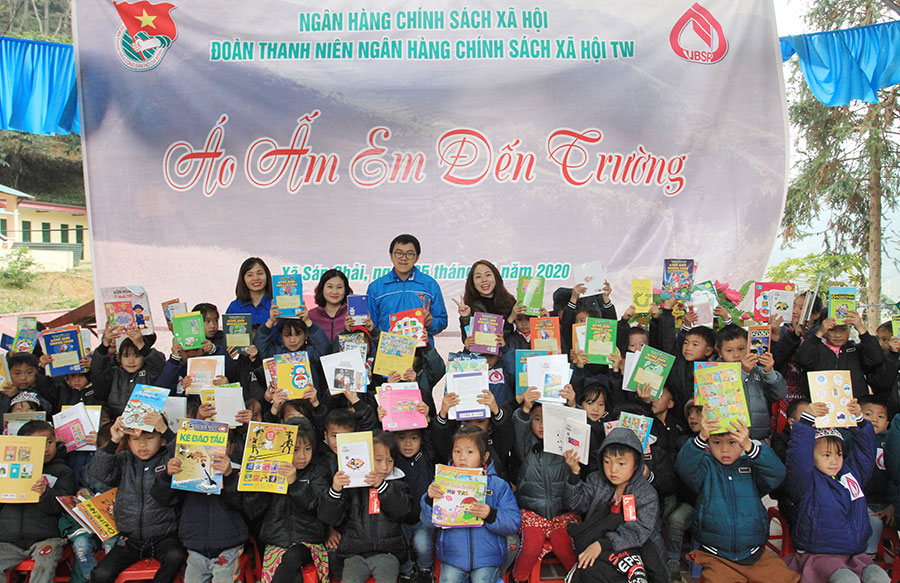 Đoàn Thanh niên NHCSXH TW phối hợp với Đoàn Thanh niên Trung tâm tin tức VTV24 tặng sách cho học sinh tại Điểm trường tiểu học Dân tộc nội trú xã Sán Chải, huyện Si Ma Cai (Lào Cai)