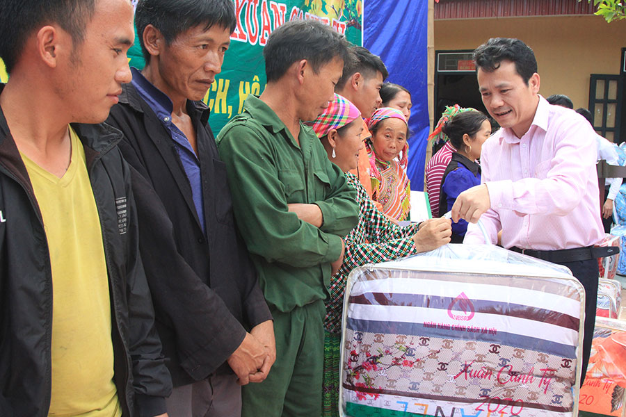 Phó Tổng Giám đốc NHCSXH Hoàng Minh Tế trao quà các hộ nghèo, gia đình chính sách tại xã Nậm Nhừ, huyện Nậm Pồ (Điện Biên)