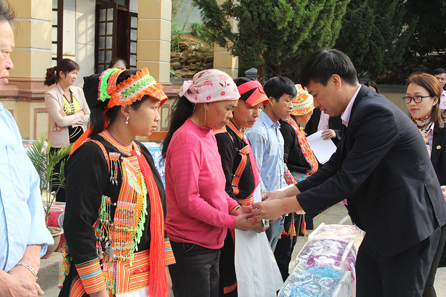Trao quà cho các gia đình xã Bản Lang, huyện Phong Thổ (Lai Châu)