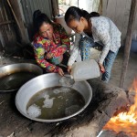 Khôi phục được nghề nấu đường thốt nốt từ nguồn vốn ưu đãi, cuộc sống gia đình anh Chau Sinh ở ấp An Hòa, xã Châu Long từng bước được cải thiện Ảnh: Trần Việt