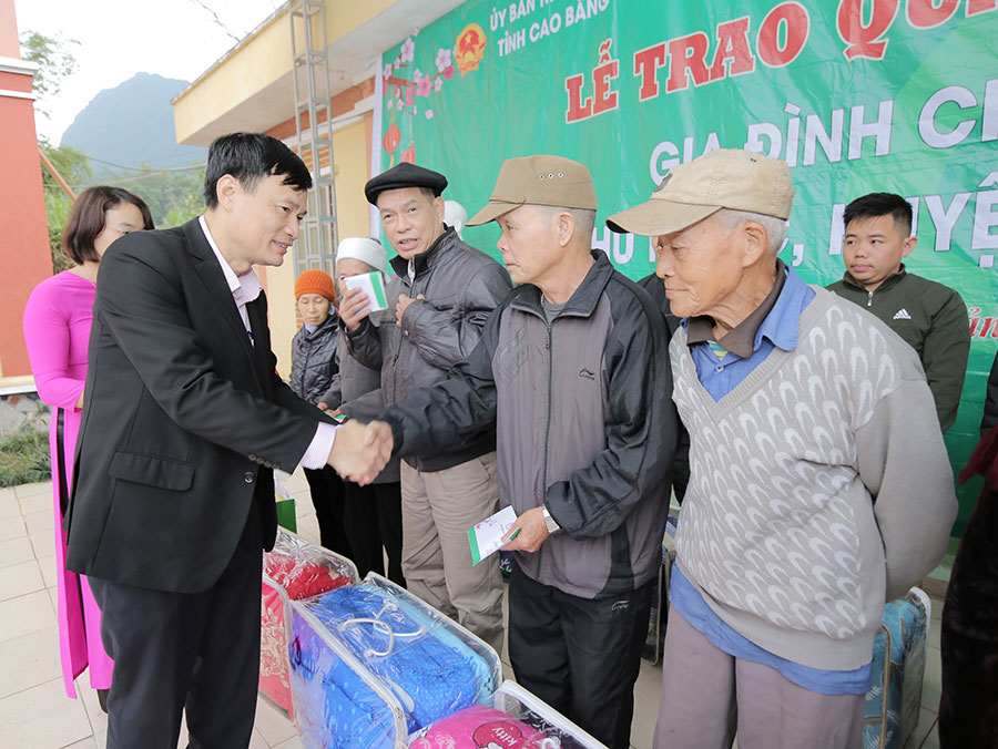 Phó Bí thư Đảng ủy NHCSXH TW, Phó Tổng Giám đốc Bùi Quang Vinh tặng quà cho bà con nhân dân xã Phù Ngọc, huyện Hà Quảng (Cao Bằng)
