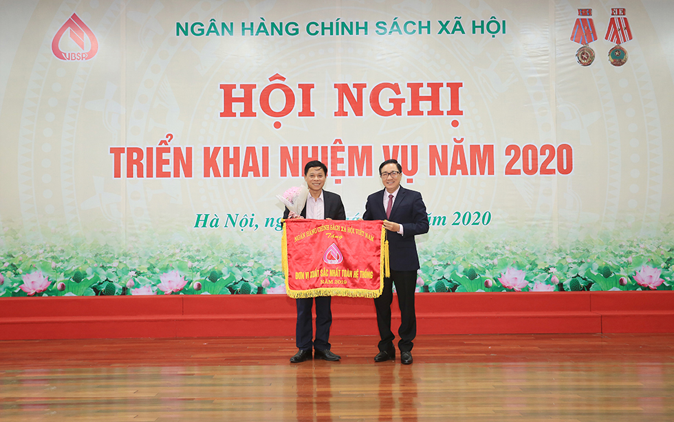 Chi nhánh NHCSXH TP Hà Nội đơn vị xuất sắc nhất hệ thống năm 2019 nhận Cờ Thi đua