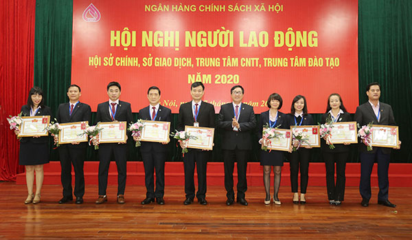 Tổng Giám đốc Dương Quyết Thắng chúc mừng 10 cá nhân đạt danh hiệu Chiến sĩ thi đua ngành Ngân hàng từ năm 2016 đến năm 2018