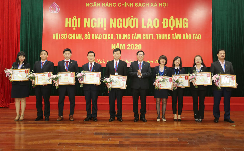 Tổng Giám đốc Dương Quyết Thắng chúc mừng 10 cá nhân đạt danh hiệu Chiến sĩ thi đua ngành Ngân hàng từ năm 2016 đến năm 2018