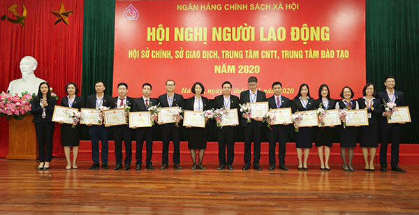 3 tập thể và 26 cá nhân thuộc NHCSXH có thành tích xuất sắc góp phần hoàn thành nhiệm vụ ngân hàng năm 2017 - 2018 nhận Bằng khen của Thống đốc NHNN Việt Nam