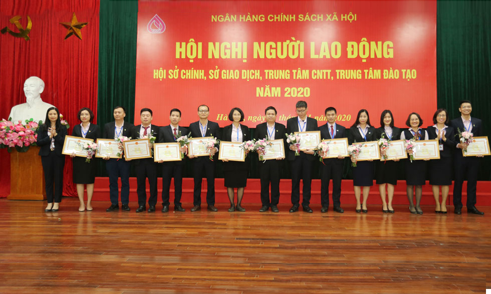 3 tập thể và 26 cá nhân thuộc NHCSXH có thành tích xuất sắc góp phần hoàn thành nhiệm vụ ngân hàng năm 2017 - 2018 nhận Bằng khen của Thống đốc NHNN Việt Nam