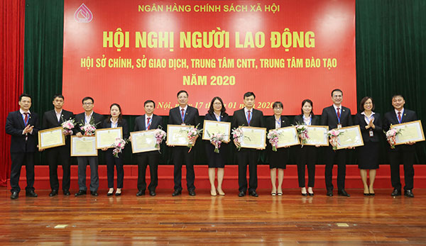 01 tập thể và 12 cá nhân thuộc Công đoàn NHCSXH nhận Bằng khen toàn diện của BCH Công đoàn NHVN