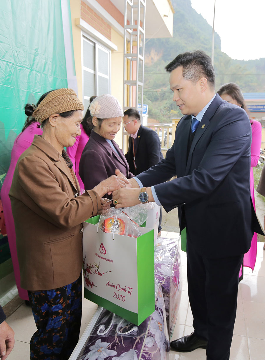 Phó Trưởng Đoàn ĐBQH tỉnh Cao Bằng Bế Minh Đức tặng quà cho bà con nhân dân xã Phù Ngọc, huyện Hà Quảng (Cao Bằng)