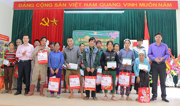Công đoàn NHCSXH trao quà Tết hộ nghèo, gia đình chính sách trên địa bàn huyện Lạc Sơn (Hoà Bình)